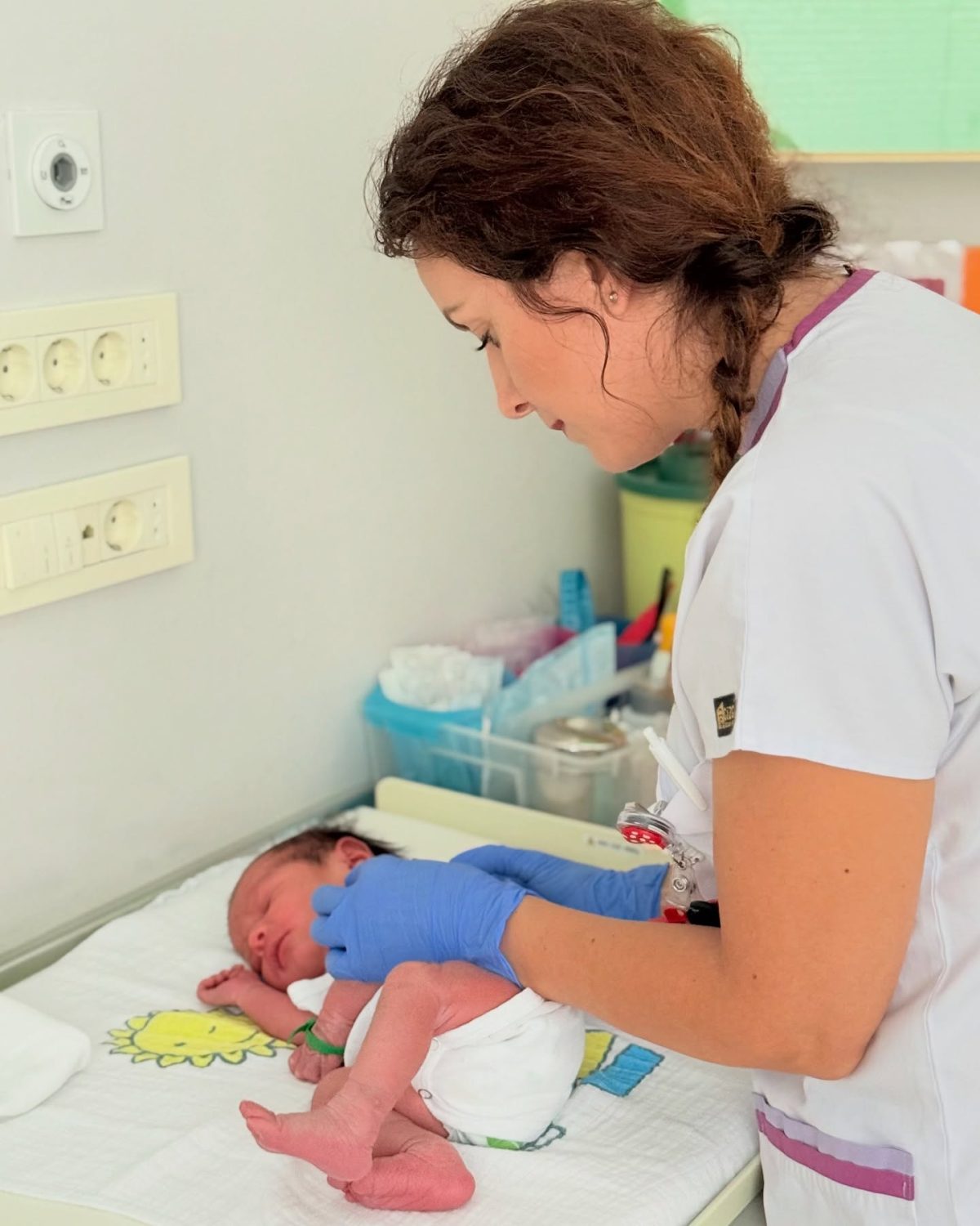 Newborn Vaccination Nurse Prlodnost
